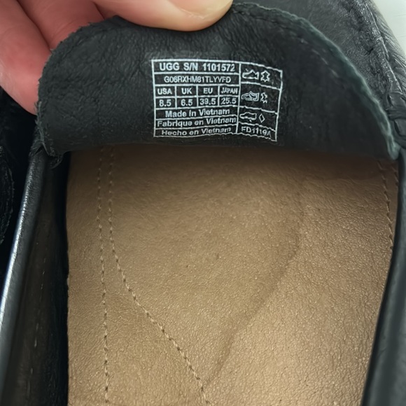 UGG women’s moccasins black leather size 8.5 - Picture 8 of 8